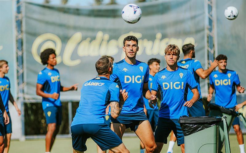 El Trofeo examina a una semana de la Liga al Cádiz post-Vizcaíno, estrenando la era Septien