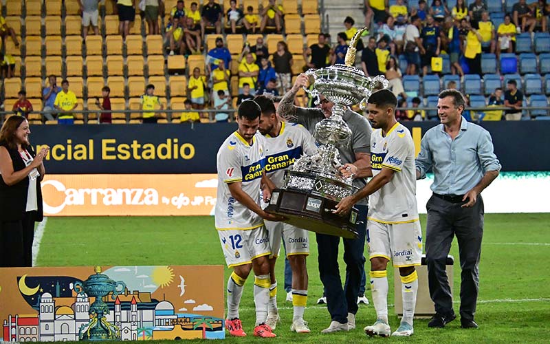 La UD Las Palmas se lleva el Trofeo ante un nuevo Cádiz tan indefinible como el viejo
