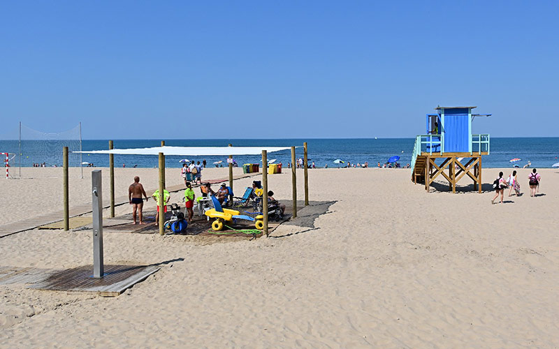 Teruel se harta de las críticas a las playas de Cádiz y denuncia una “campaña de desprestigio”