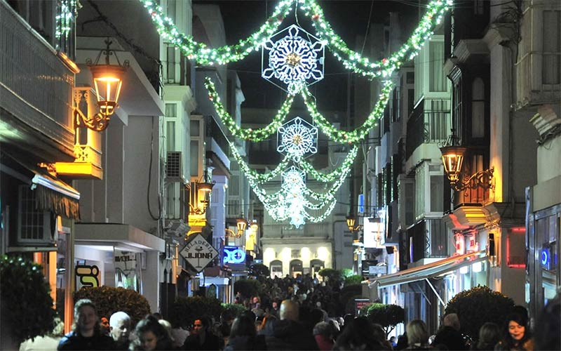 San Fernando gastará casi 10 euros por habitante en luces navideñas, más que Vigo o Málaga: “cuánto hay de estrategia electoral”