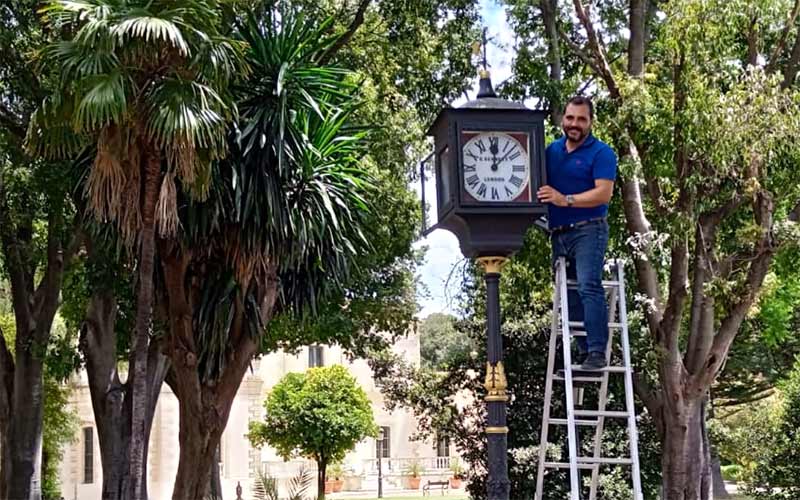 Recuperado un “enigmático” reloj victoriano del siglo XIX en los Museos de la Atalaya de Jerez