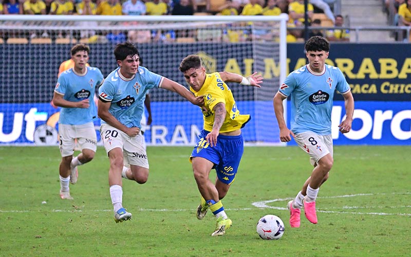 El Cádiz de Celades parece que quiere jugar, pero no encuentra el gol ante un bisoño Celta Fortuna
