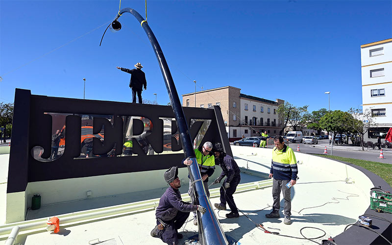 Recolocando los elementos de la reconocible rotonda, meses atrás / FOTO: Ayto.