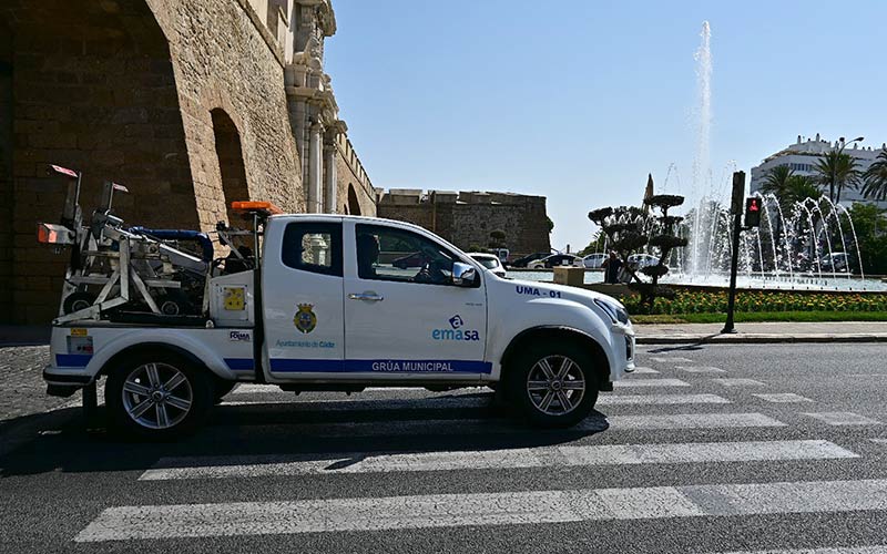 “El servicio de grúa municipal en Cádiz no puede sostenerse sobre el abandono organizativo, el engaño mediático y la salud de los trabajadores”