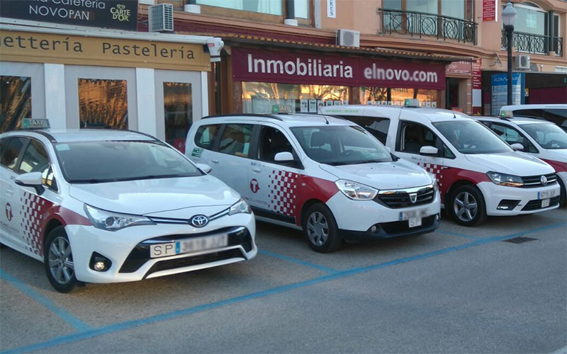 El Ayuntamiento presiona para ampliar las licencias de taxis en Chiclana, pero la Junta le recuerda que “no ha completado el expediente”