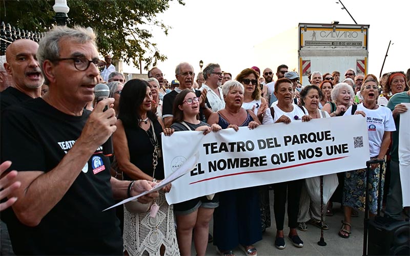 De una herida cerrada en Cádiz a otra reabierta: la apertura del nuevo teatro del parque queda eclipsada por el blanqueamiento de Pemán