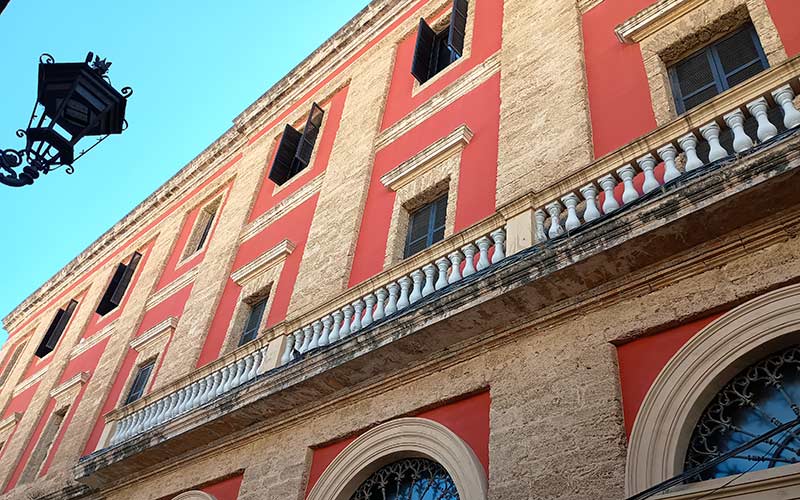 El Consistorio isleño pide a los bancos casi 13 millones y los devuelve, más intereses, 89 días después con el remanente: el PP no lo entiende