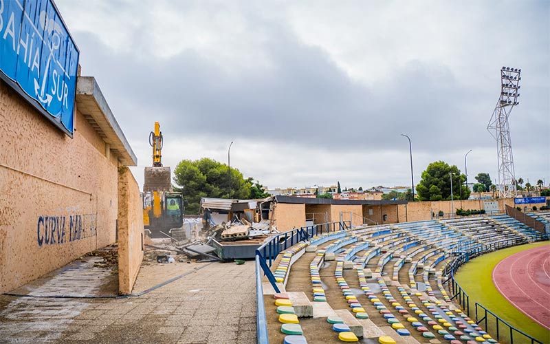 Comienza el derribo del Bahía Sur: las obras del futuro estadio Isla de León ya son tangibles
