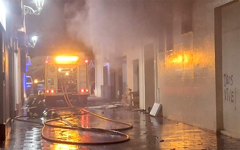 Un incendio de madrugada en un bazar de San Fernando obliga a desalojar todo el bloque