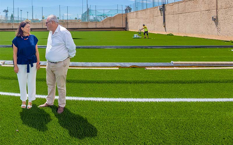 Se ultima el nuevo césped artificial del campo de fútbol 1 de Bahía Sur, tras cuatro meses de obras