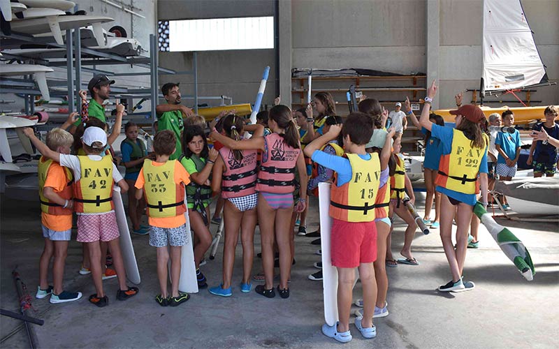El cierre de los chiringuitos de Puerto Sherry permite a la Escuela de Vela de la FAV recuperar la tranquilidad y completar un verano récord