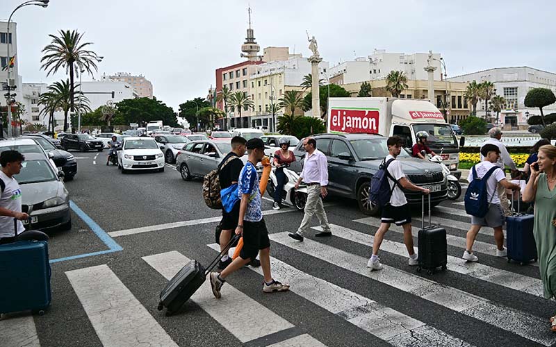 Ayuntamiento y alcalde guardan silencio ante la consulta popular sobre la turistificación en Cádiz