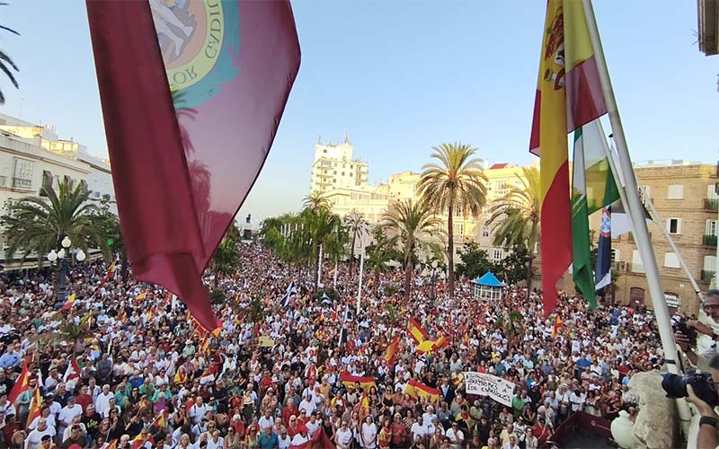 “Hoy y siempre Cádiz estará con Ceuta”: la Bahía se moviliza por los ceutíes mientras la izquierda rechaza la estrategia partidista de las derechas
