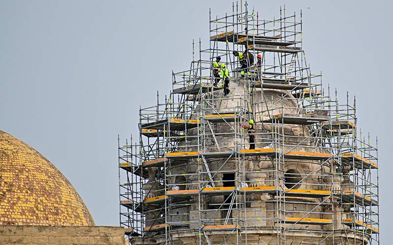 El andamiaje ya envuelve la torre de Poniente de la Catedral de Cádiz, en proceso de restauración
