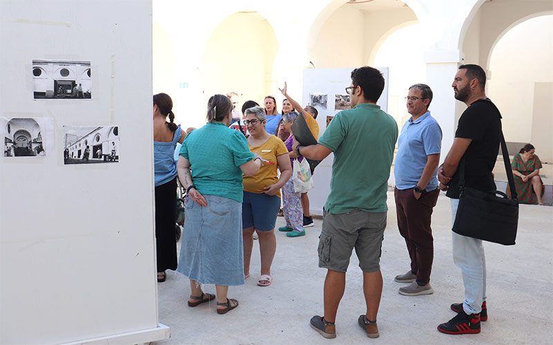 Unas 300 personas se acercan a la rehabilitada plaza de Puerto Real, a la espera de segunda fase