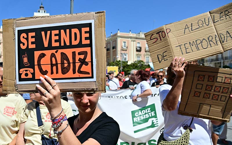 A por 3.000 firmas para forzar una consulta popular que permita “revertir la turistificación” de Cádiz, ante el mutismo de Bruno García