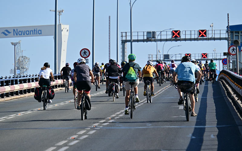 “Queremos acciones, y menos buenas palabras”: enésima bicifestación por el puente Carranza para seguir reivindicando su carril ciclo-peatonal