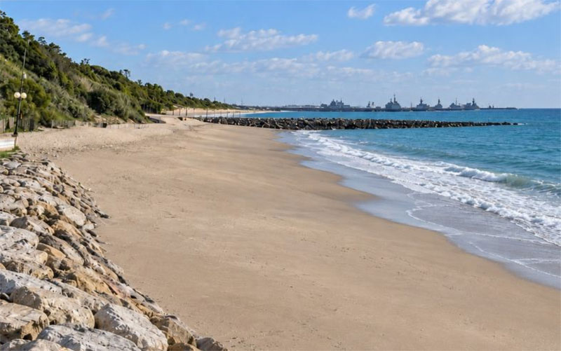 Nuevo vallado en la playa del Chorrillo: la Base lo llevará al espigón pero se podrá seguir pescando