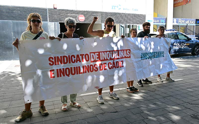 “Mientras mantiene viviendas vacías en Cádiz, la Junta amenaza de desahucio a tres familias vulnerables”