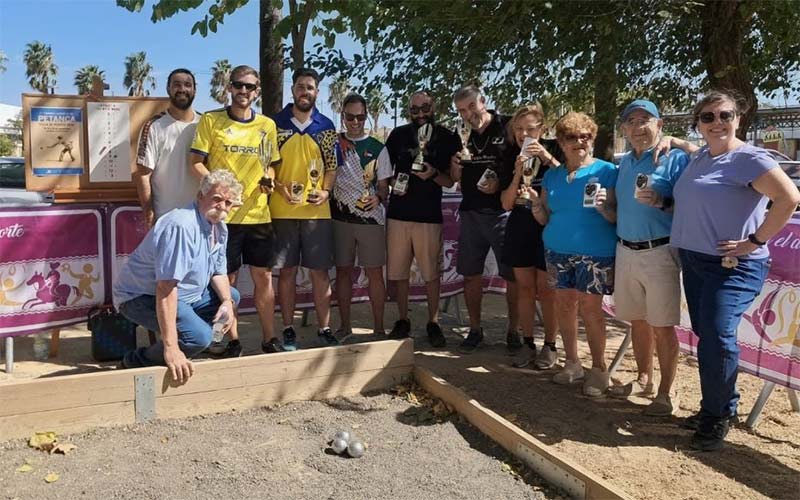 La petanca se hace un hueco en Puerto Real e incluso ya baraja colarse en los colegios