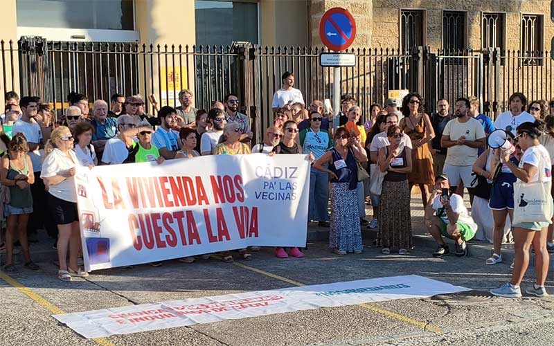 “Si nos quieren fuera de nuestras casas, nos tendrán enfrente”: el desahucio de Maricarmen en Madrid también indigna y moviliza a gaditanos
