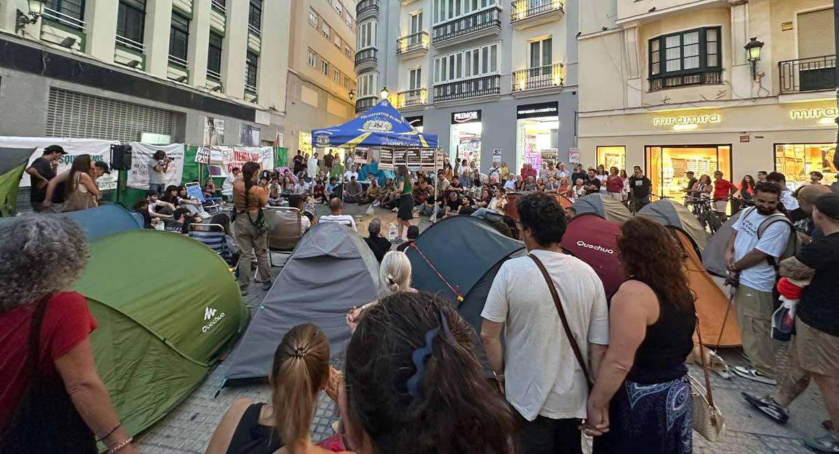 La acampada del Palillero en asamblea