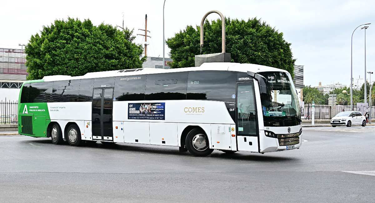 Autobús Cádiz-San Fernando llegando a su última parada en la capital - Eulogio García