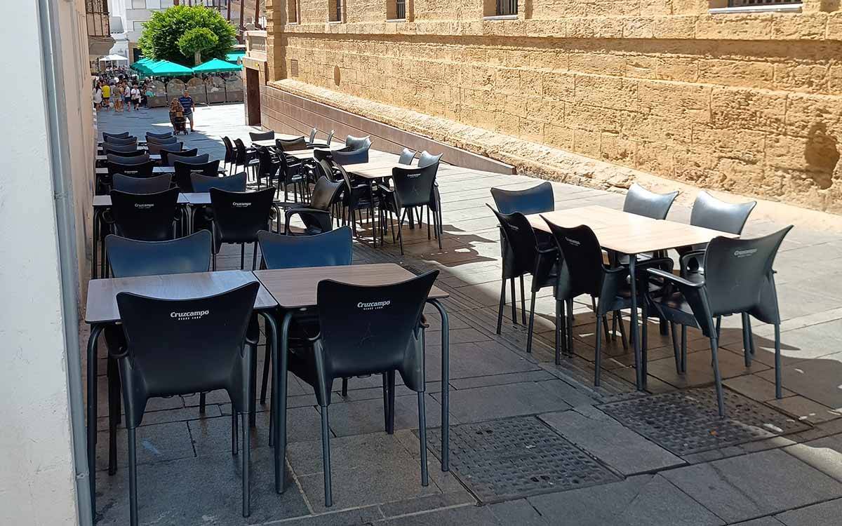 Terraza vacía en el centro de San Fernando - DBC