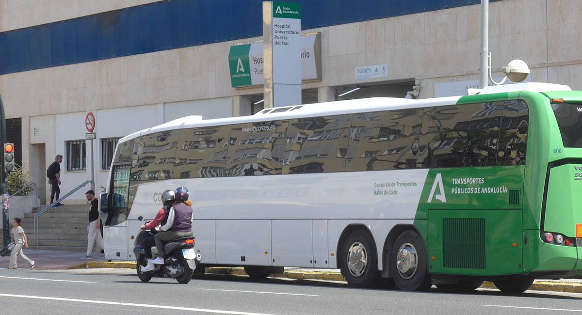 Autobús interurbano entrando en la capital - Eulogio García