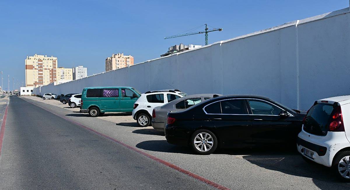 Muro del cementerio hacia el paseo marítimo - Eulogio García