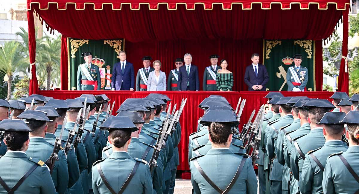 Plantados ante la tribuna presidencial del desfile - Eulogio García