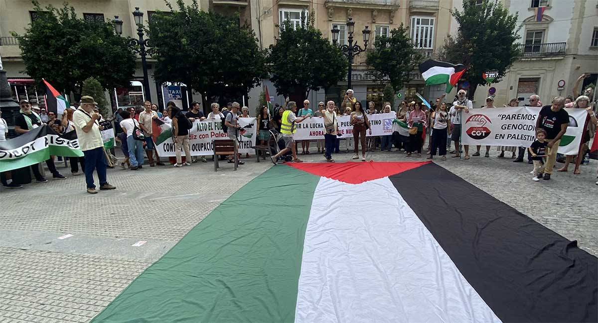 Cerrando la marcha con concentración en el Palillero - IU Cádiz