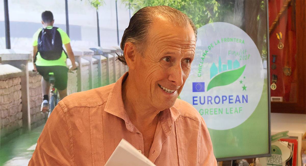El alcalde feliz al conocer que la ciudad era finalista - Ayto.
