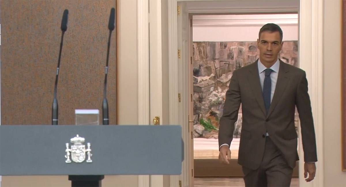 Pedro Sánchez camino del atril para anunciar el adelanto electoral - La Moncloa