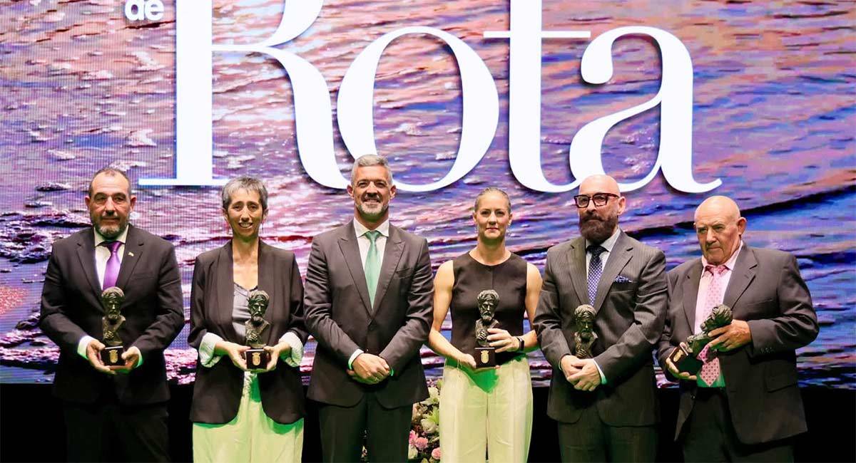 El alcalde posa con los cinco distinguidos en la Gala del Día de Rota - Ayto.