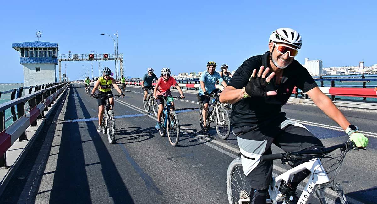 Bicifestación cruzando el puente y luchando por su uso también para bicis y peatones - Eulogio García