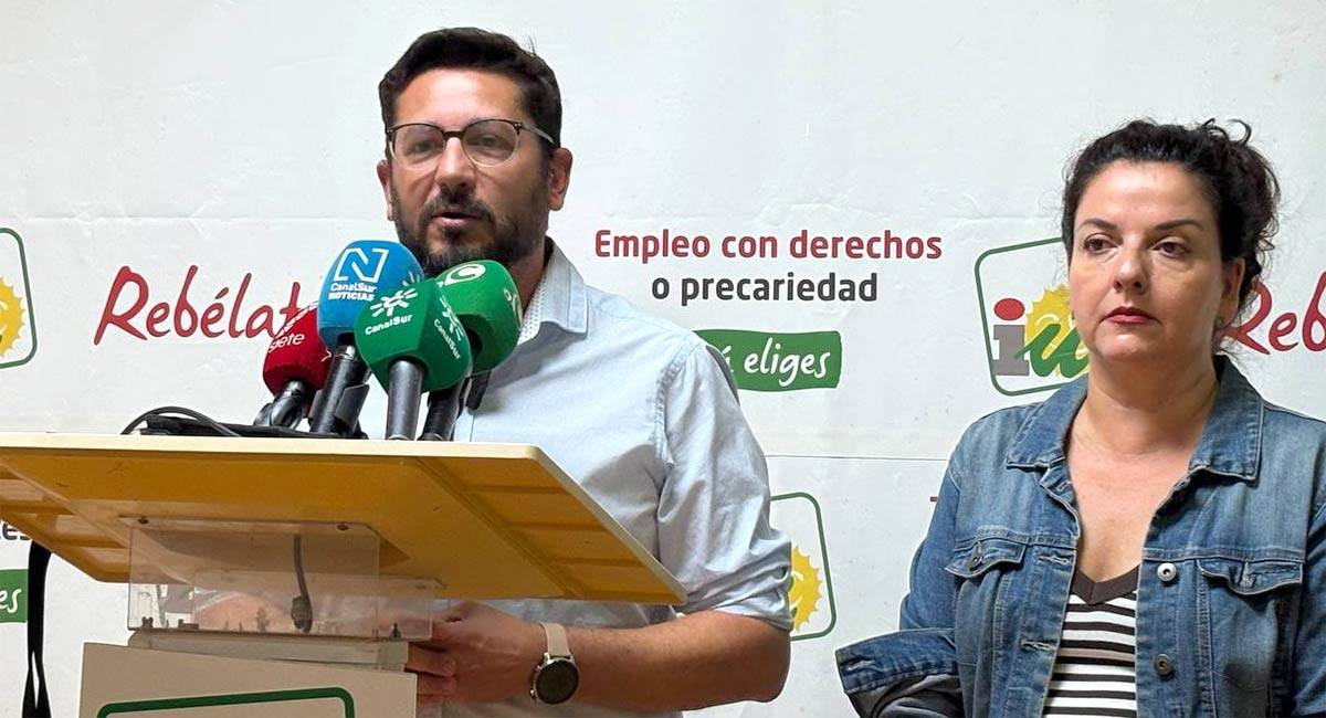 Rodríguez atendiendo a la prensa en la sede de IU en la capital gaditana - IU