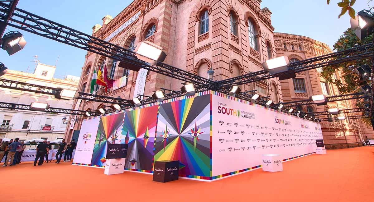 La alfombra naranja a las puertas del Falla, en 2025 - South