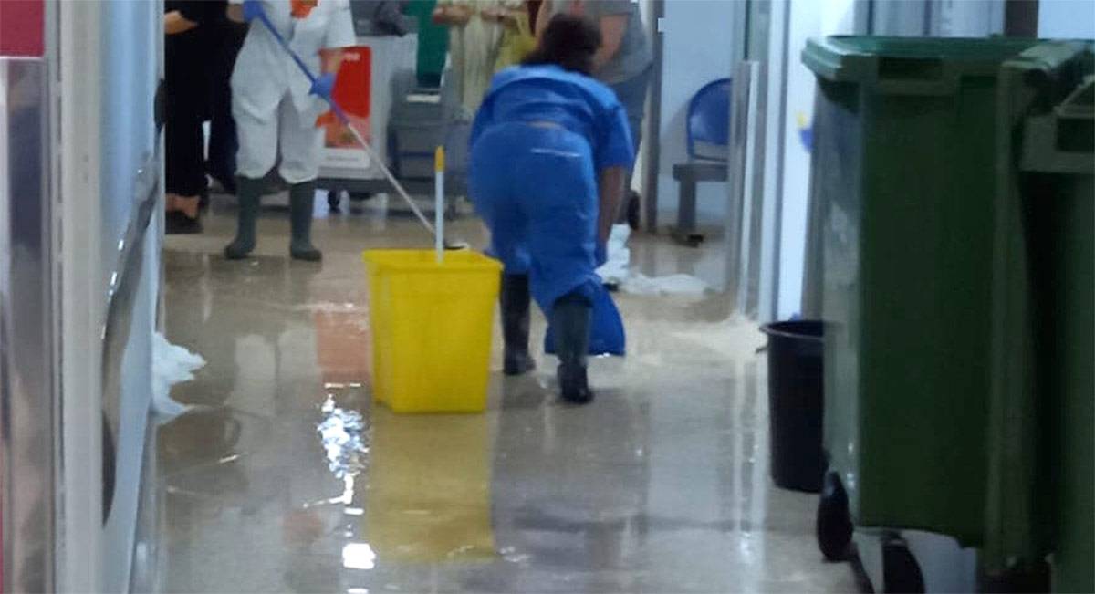Personal achicando aguas en una de las plantas - CCOO