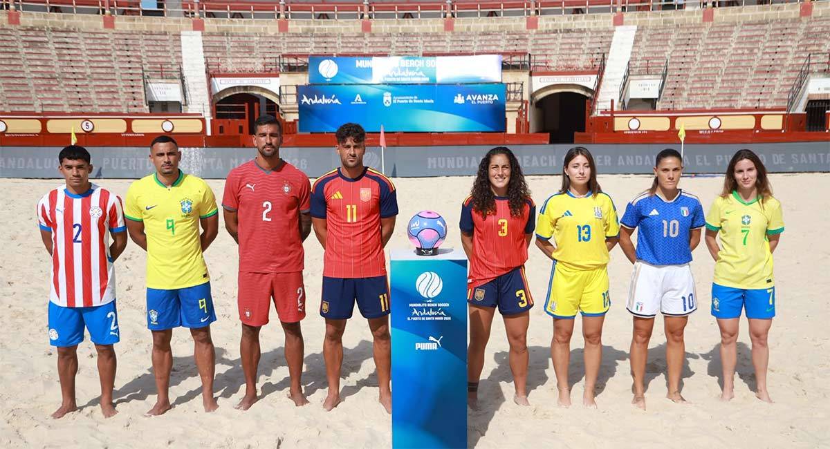 Los ocho equipos en competición, posando en el coso taurino - RFAF