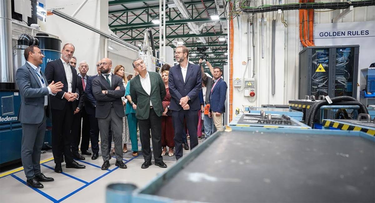Un momento de la visita a la planta con autoridades