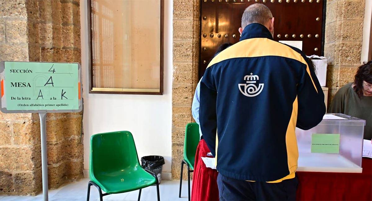 Cartero de servicio en las pasadas elecciones andaluzas de 2026 - Eulogio García
