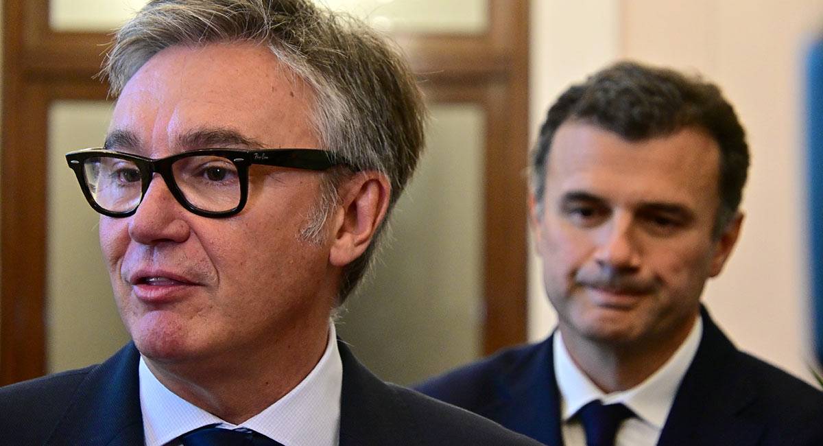 El consejero de Vox atendiendo a los periodistas con el alcalde del PP al fondo - Eulogio García