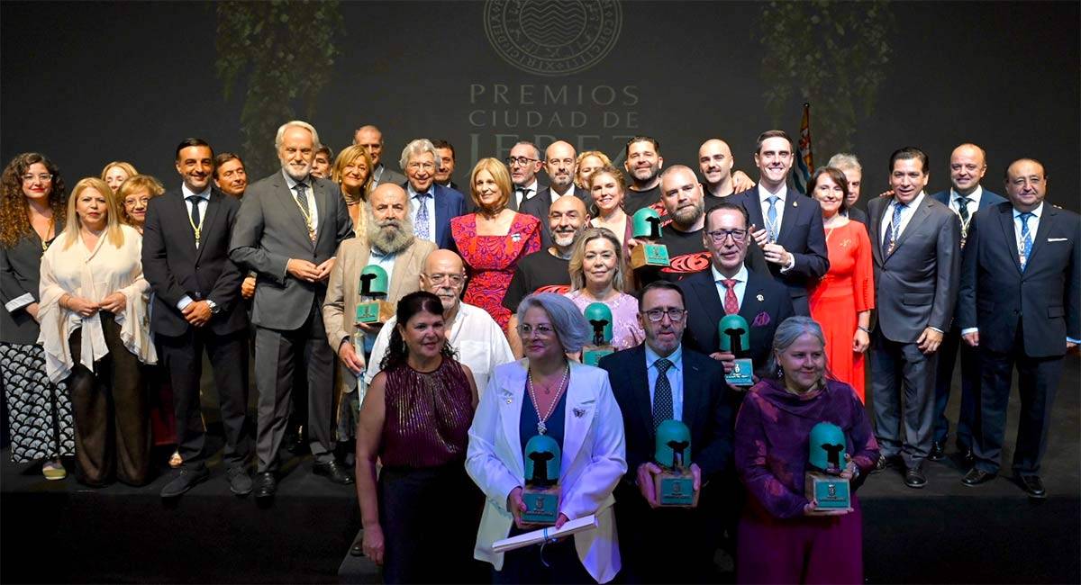 Posado con los premiados - Ayto.