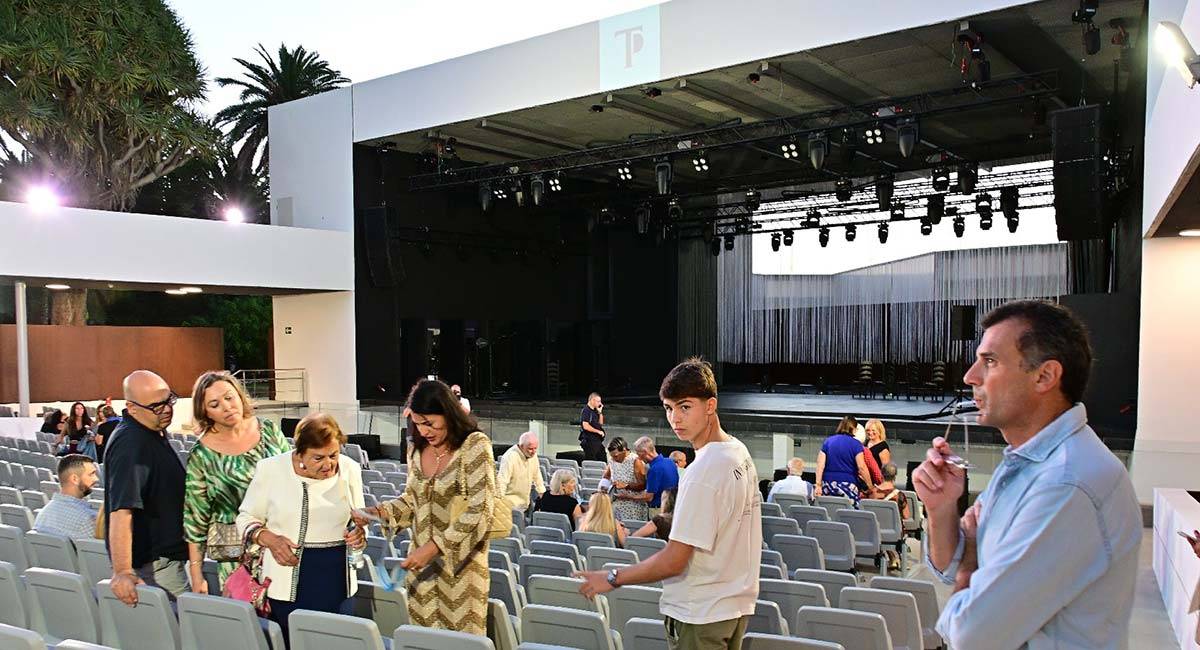 El alcalde pendiente de todo en la primera noche del nuevo Teatro del Parque - Eulogio García