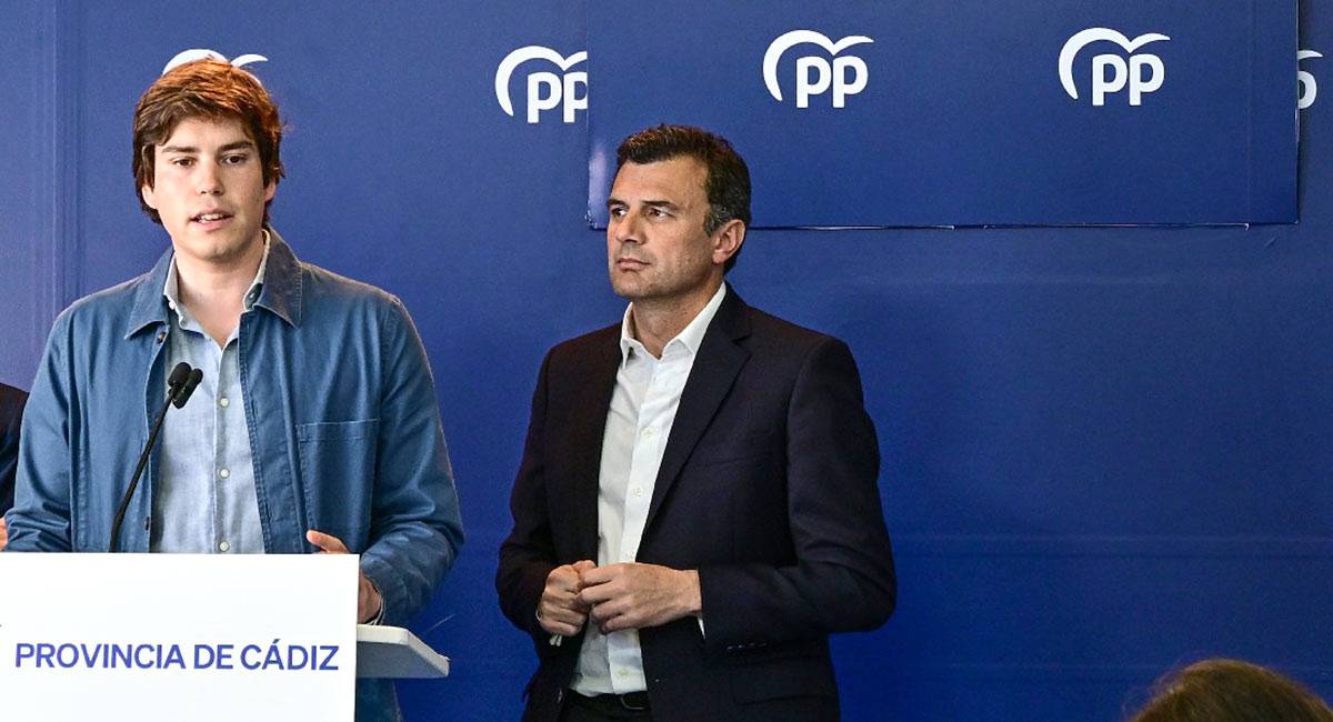 Bruno García observa a Sastre en una pasada comparecencia - Eulogio García