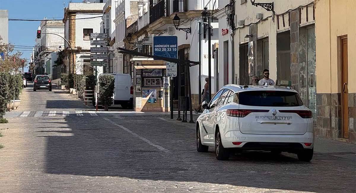 Taxi esperando en una parada del centro de Puerto Real - Ayto.