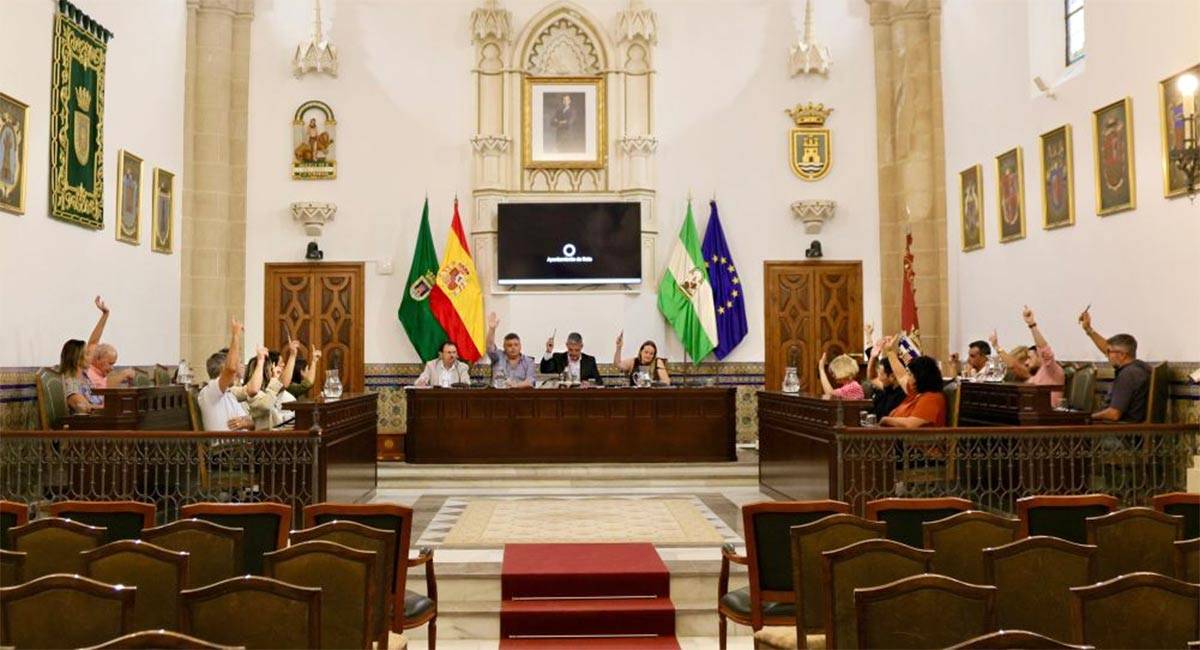 Gobierno y oposición votando a favor en el pleno - Ayto.