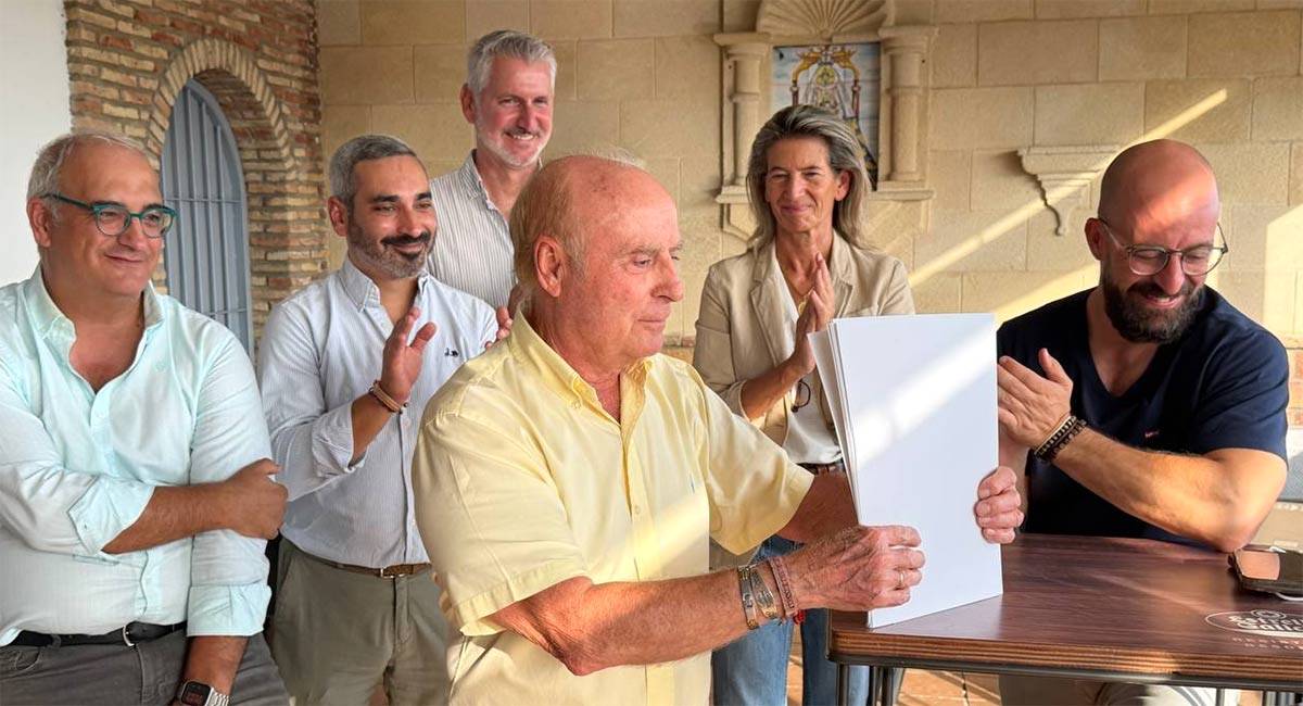 Beardo y otros representantes municipales entregan la resolución de la Junta al presidente de Bella Bahía - Ayto.