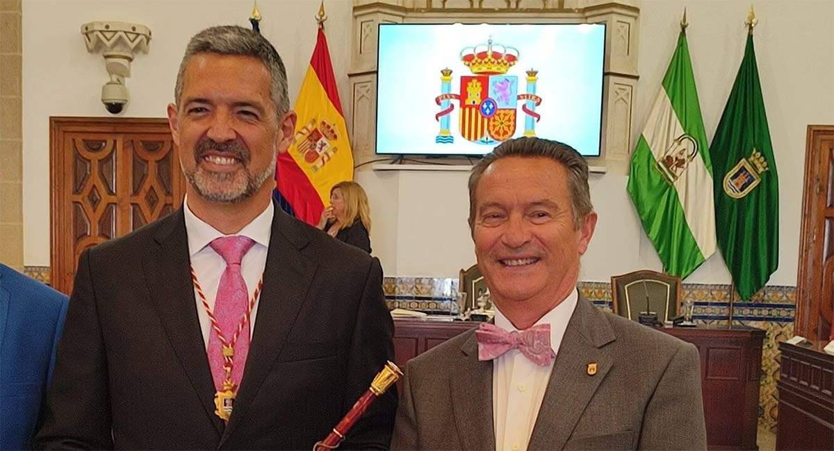 Sánchez Rizo acompañando al actual alcalde en su investidura de 2023 - Ayto.